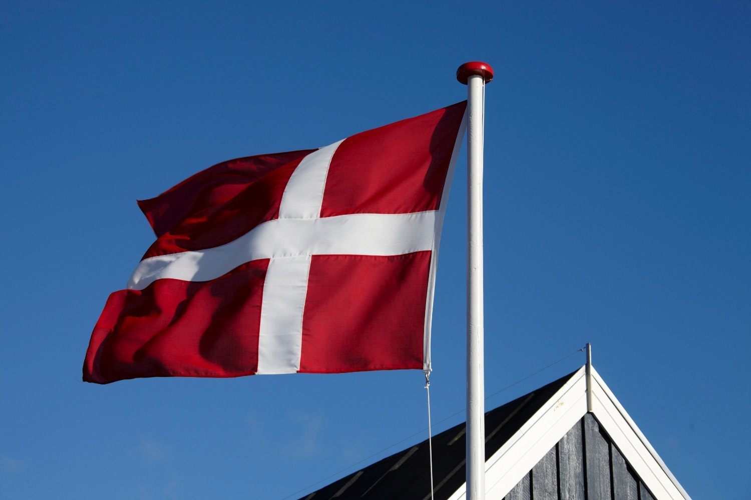 Dänische Flaggen vor Hausgibel
