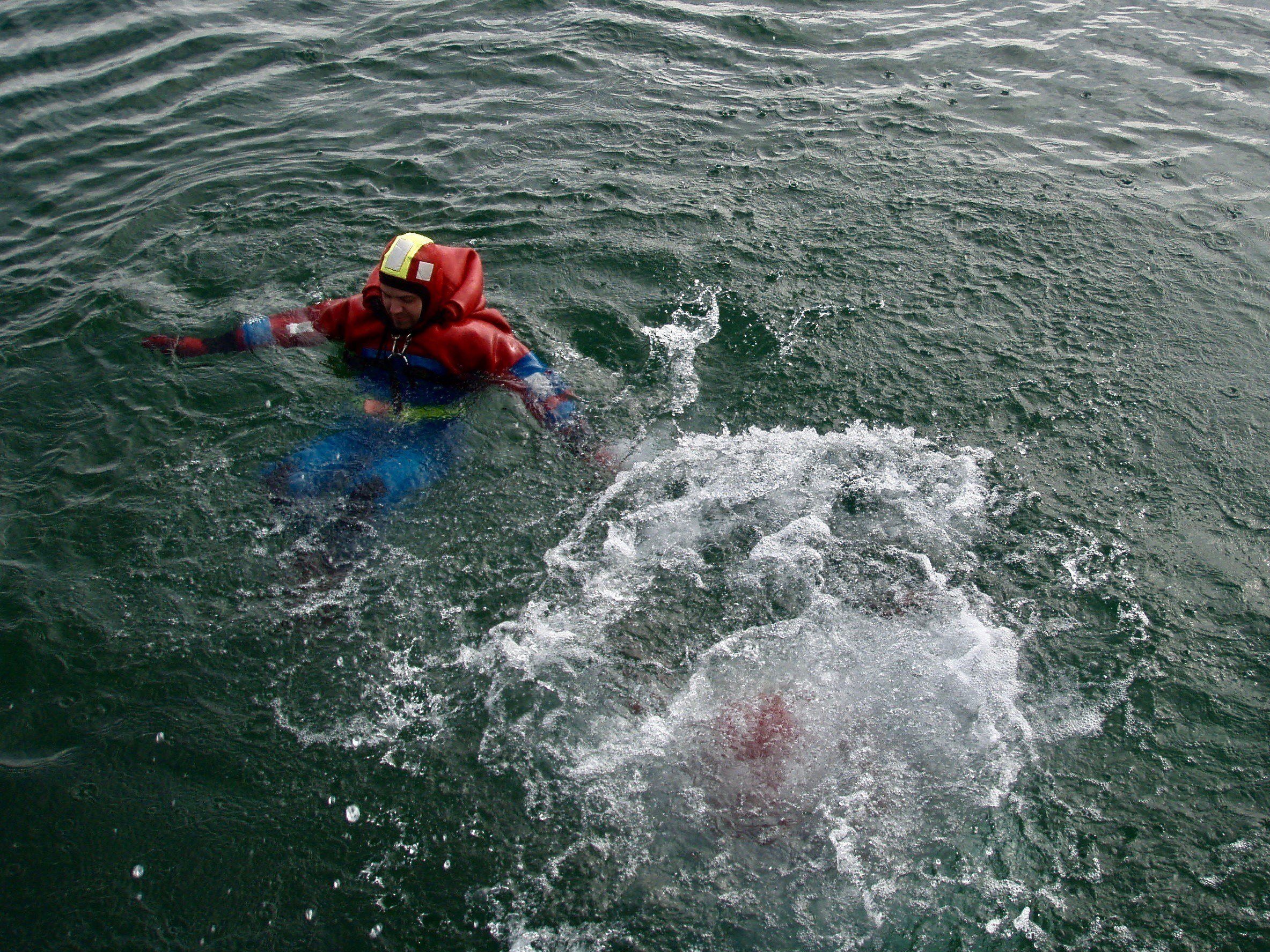 Falling overboard in cold water Cold water survival techniques